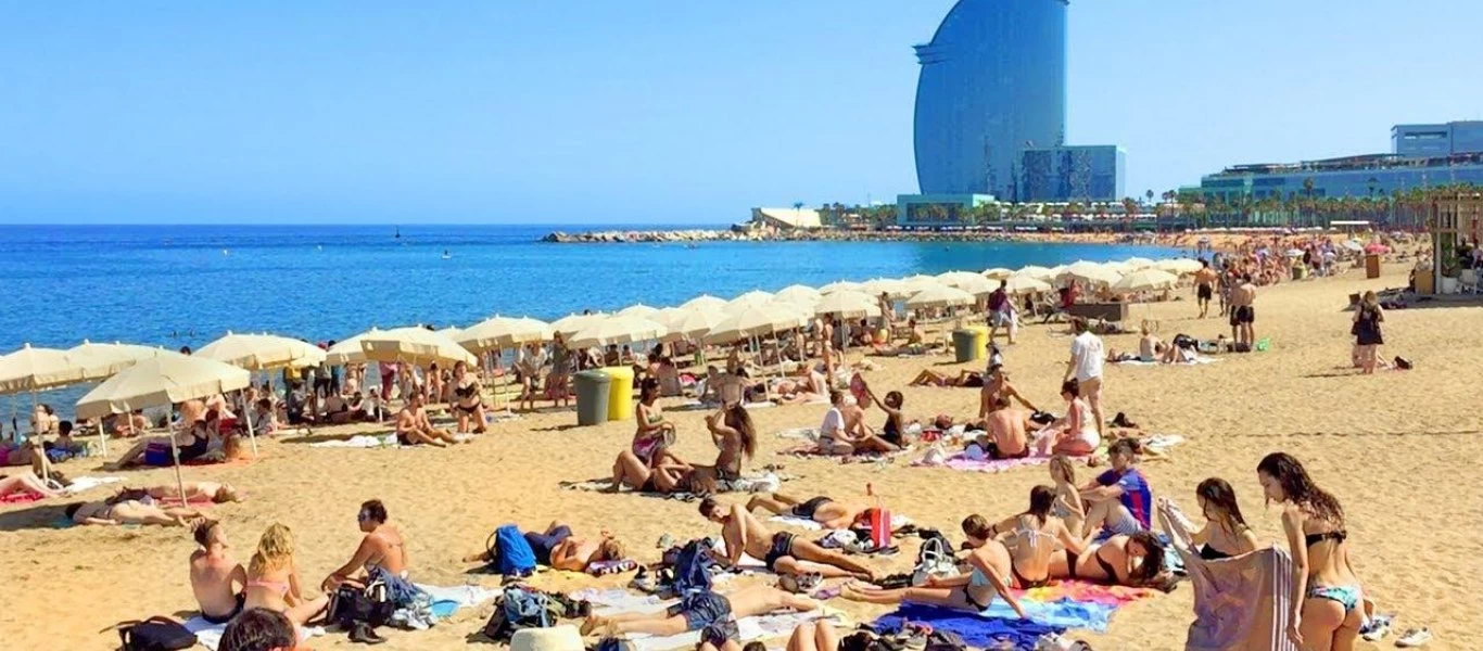 Βαρκελώνη: Οι Ισπανοί κατέκλυσαν τις παραλίες